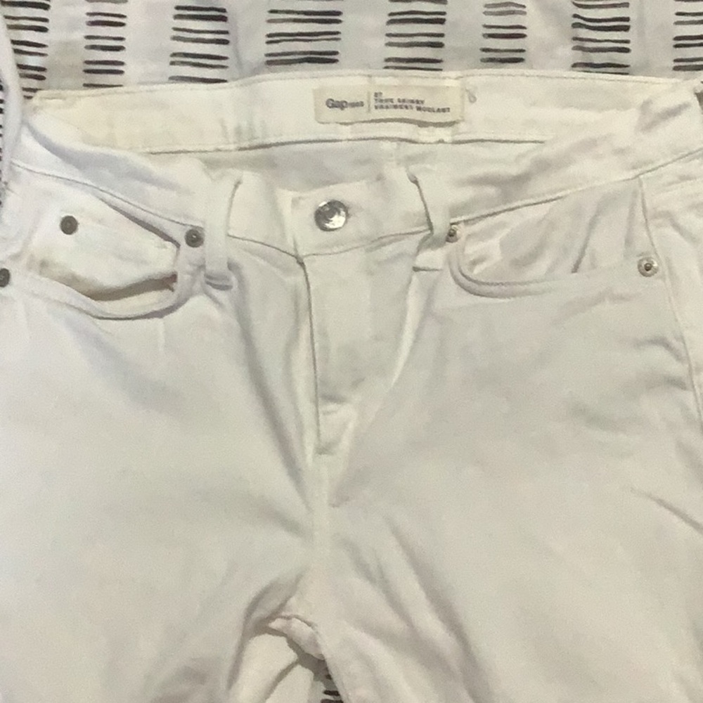 GAP White Skinny Jeans Versatile Style